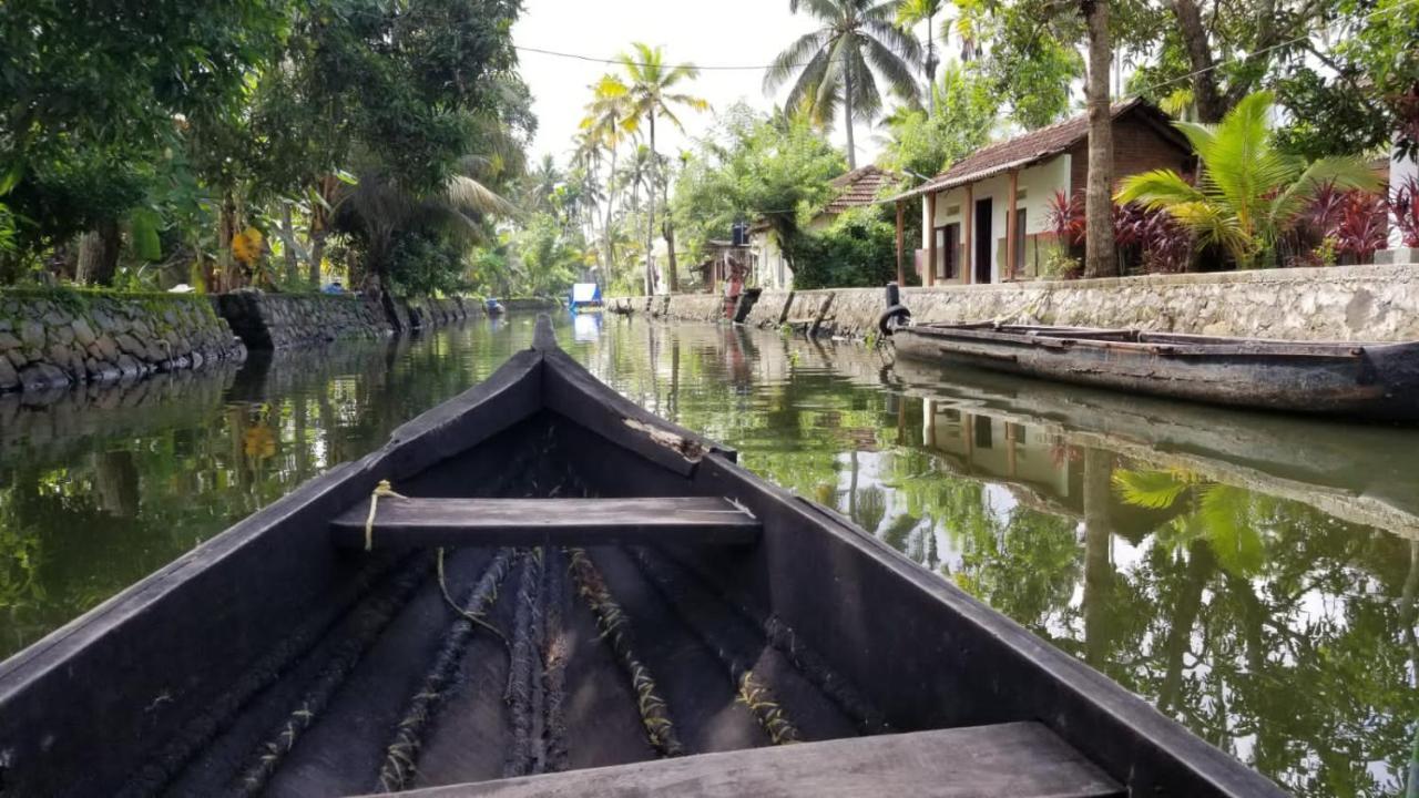 The Blues Hotel Alappuzha Buitenkant foto