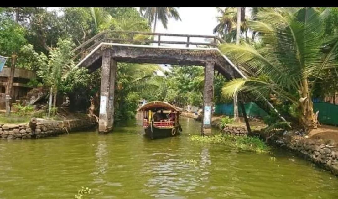 The Blues Hotel Alappuzha Buitenkant foto