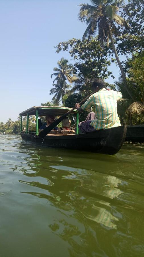 The Blues Hotel Alappuzha Buitenkant foto