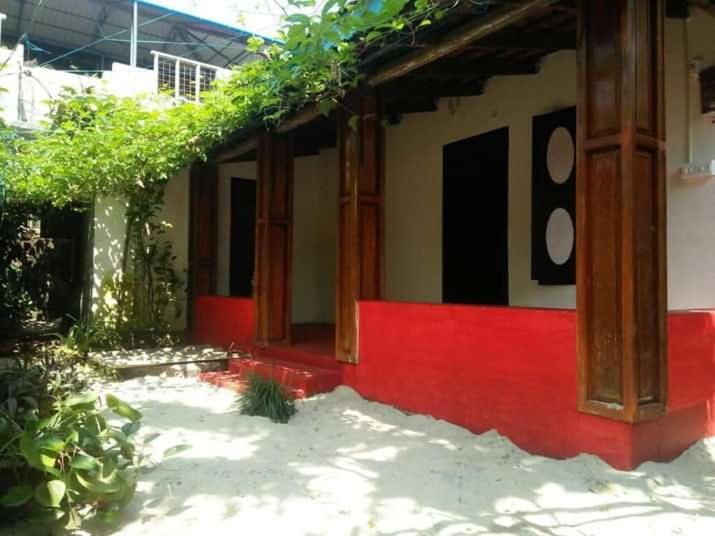 The Blues Hotel Alappuzha Buitenkant foto
